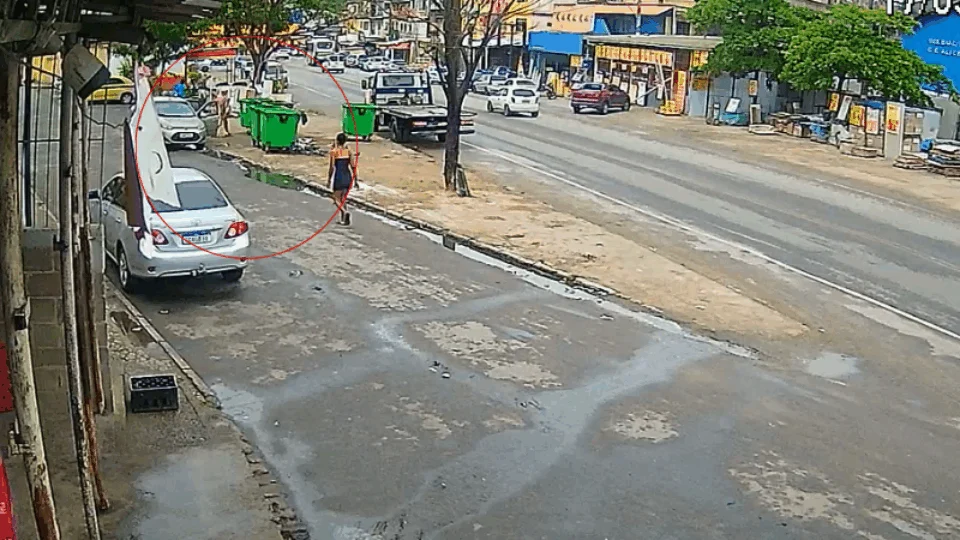 VEJA VÍDEO: idoso é suspeito de matar e jogar partes de corpo de barbeiro em lixeira