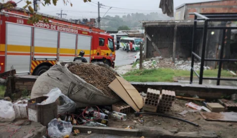 Motorista fica preso nas ferragens em acidente envolvendo ônibus e seis veículos no “Ladeirão da Morte” no Santa Inês
