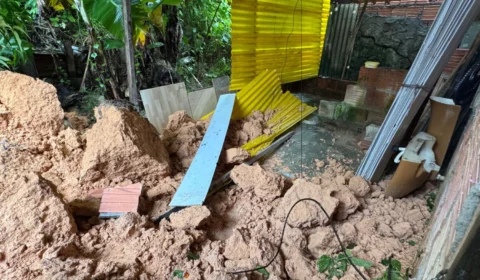 Deslizamento de terra atinge casa no Jorge Teixeira e deixa família em situação de risco
