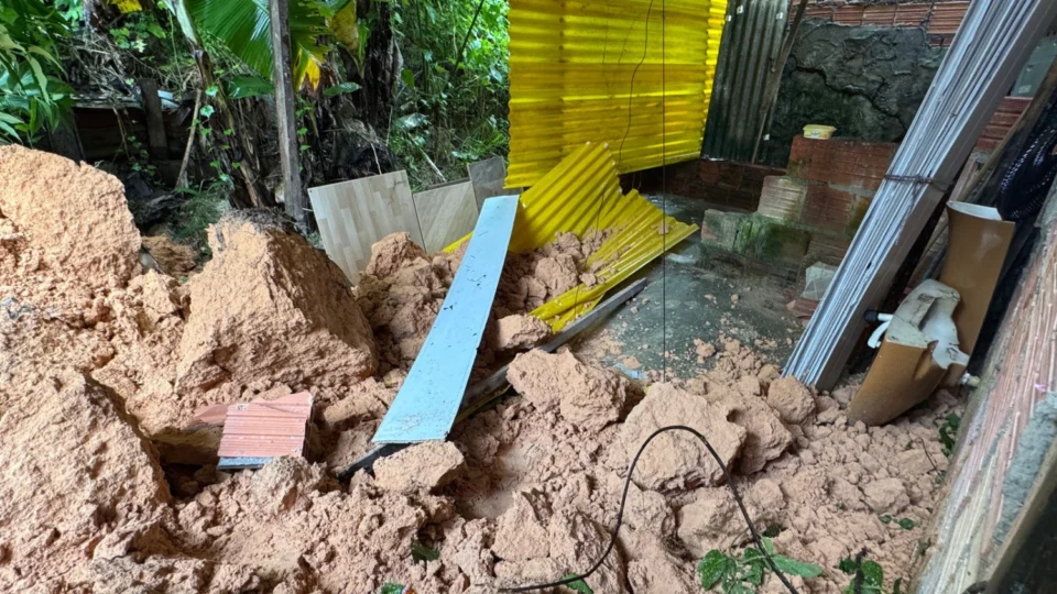 Deslizamento de terra atinge casa no Jorge Teixeira e deixa família em situação de risco