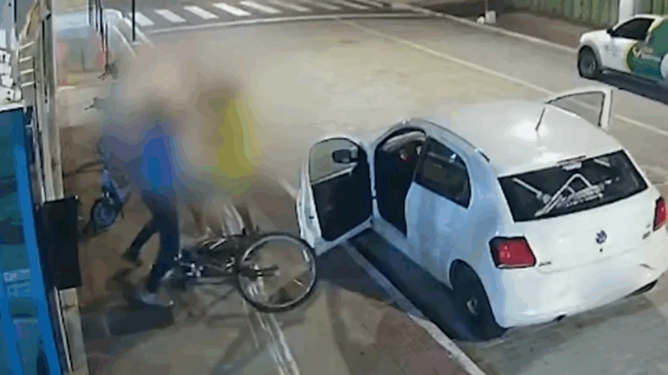 VEJA VÍDEO: criminoso com arma falsa leva surra ao tentar assaltar casal