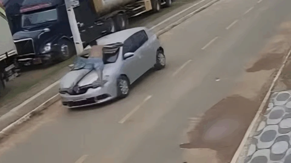 VEJA VÍDEO: mulher arrasta marido em carro após tentativa de agressão