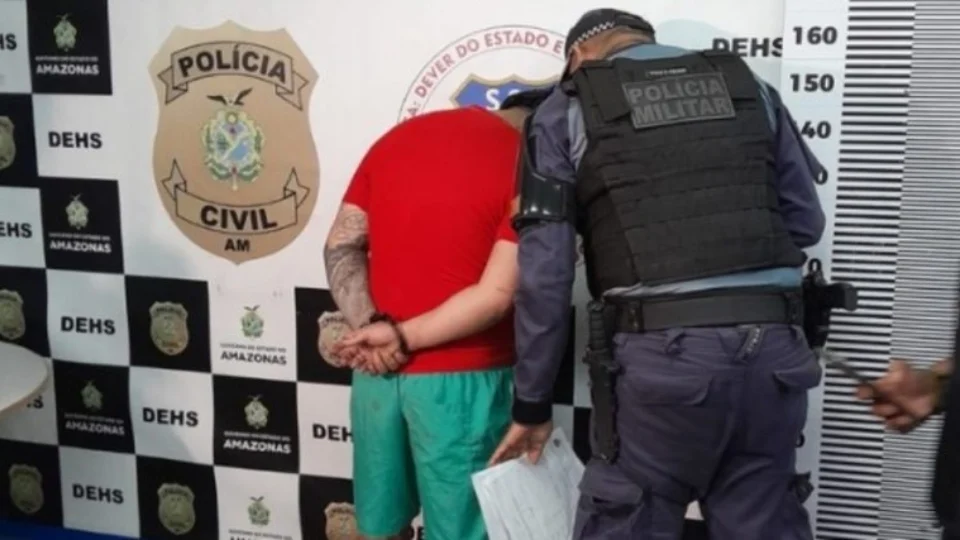 Matador de facção é preso enquanto assistia a jogo em bar de Manaus