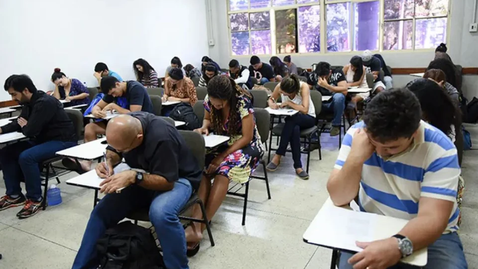 Prazo para justificar ausência no Encceja 2024 começa segunda-feira