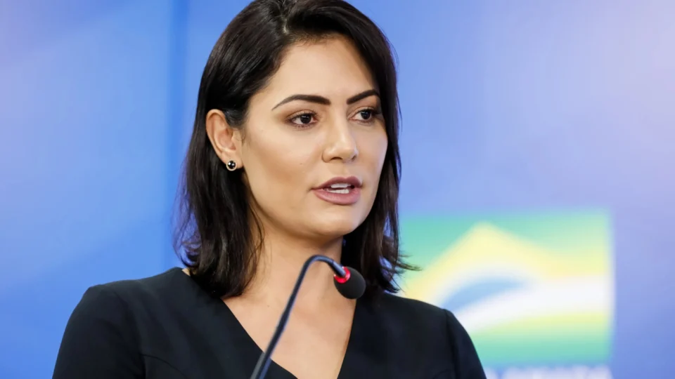 Michelle Bolsonaro lidera disputa ao Senado no Distrito Federal diz pesquisas