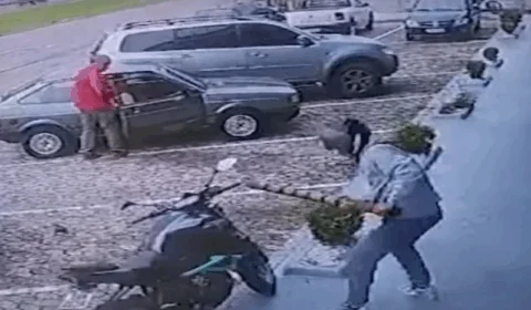 VEJA VÍDEO: marido quebra moto e ameaça suposto amante de mulher