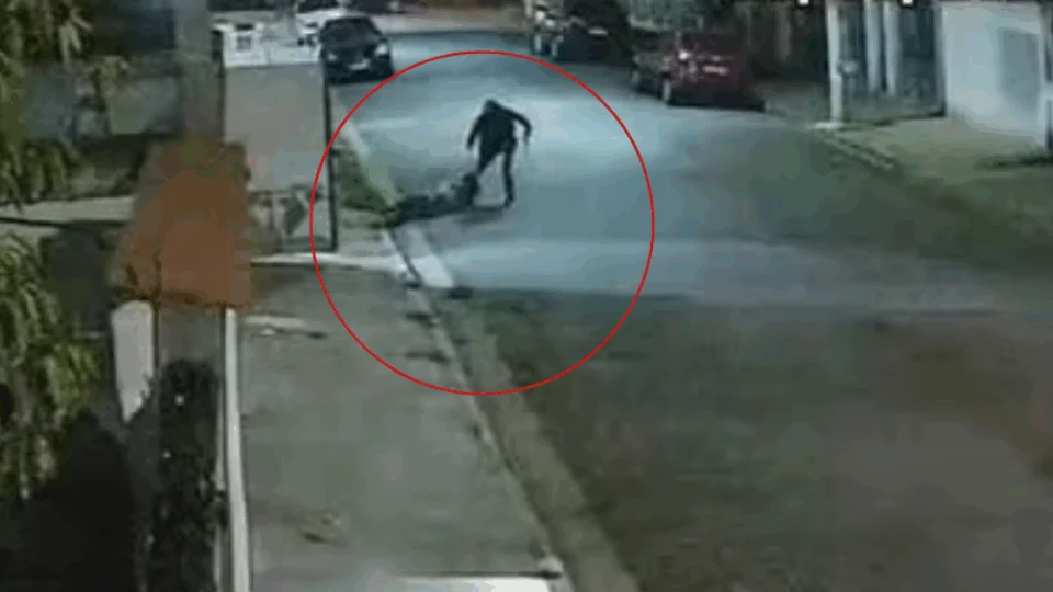 VEJA VÍDEO: mulher leva tiros e tem carro roubado por criminoso na porta de casa