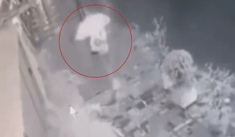 VEJA VÍDEO: com guarda-chuva, mulher leva choque elétrico ao esbarrar em cabo