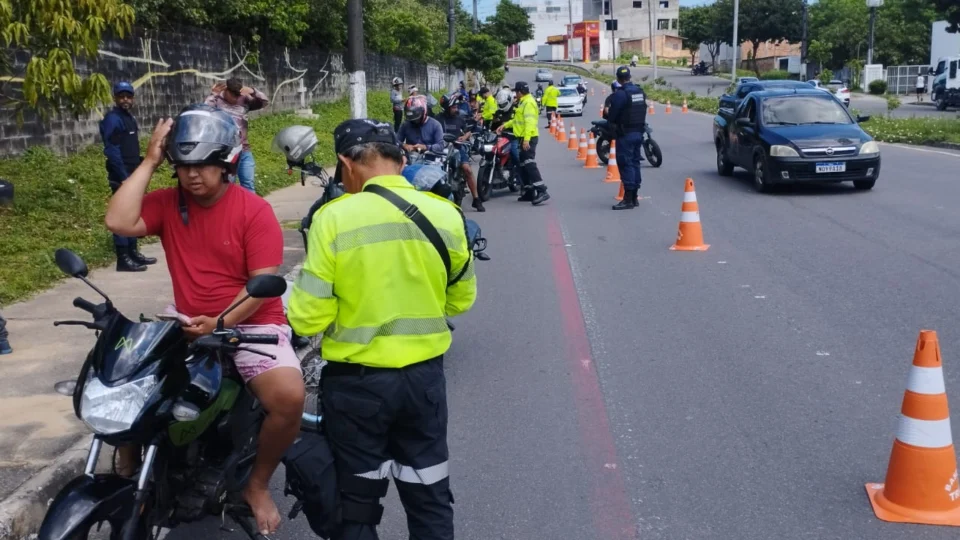 Ação autua 79 motociclistas e remove 11 motos na zona norte de Manaus