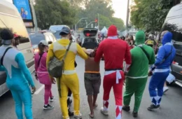 VÍDEO: Policiais fantasiados de Power Rangers prendem ladrão de celulares no carnaval de SP