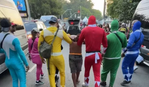 VÍDEO: Policiais fantasiados de Power Rangers prendem ladrão de celulares no carnaval de SP