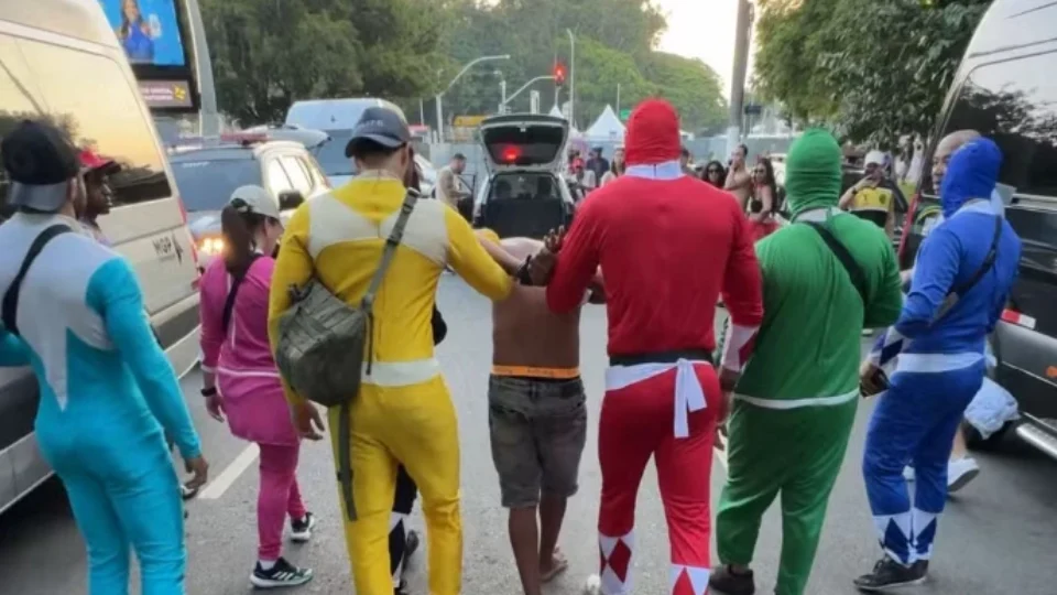 VÍDEO: Policiais fantasiados de Power Rangers prendem ladrão de celulares no carnaval de SP