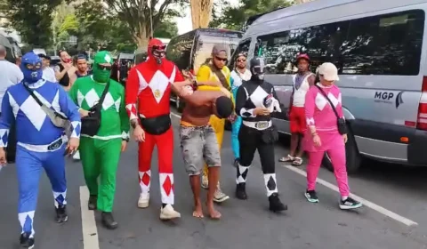 VEJA VÍDEO: policiais fantasiados de ‘Power Rangers’ prendem homem com celulares roubados