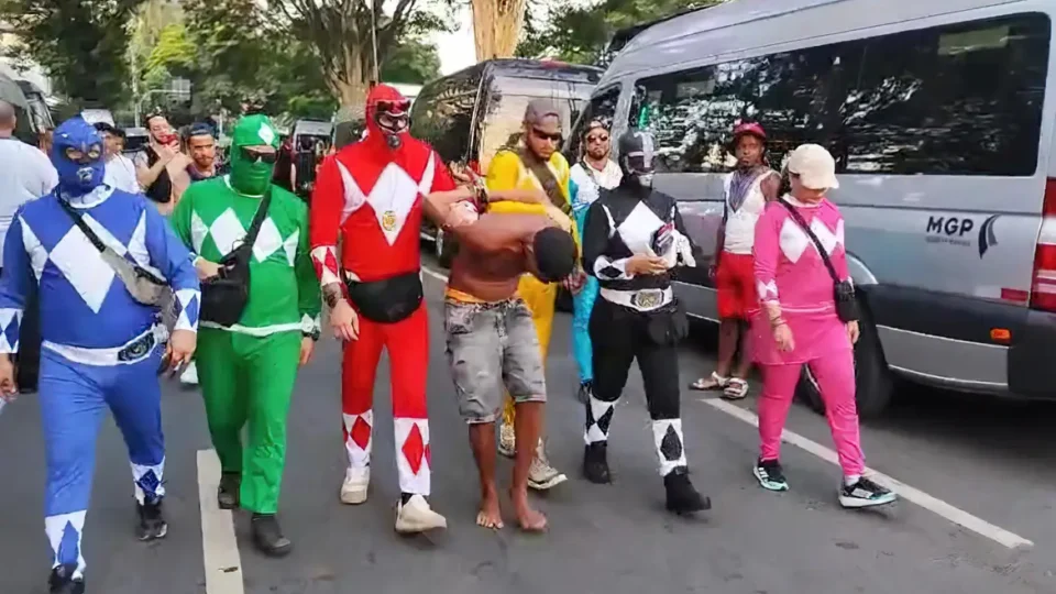 VEJA VÍDEO: policiais fantasiados de ‘Power Rangers’ prendem homem com celulares roubados