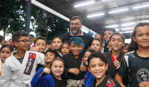 Governador Wilson Lima entrega tatames e kimonos para 1.250 crianças e adolescentes