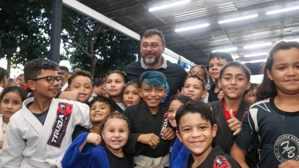 Governador Wilson Lima entrega tatames e kimonos para 1.250 crianças e adolescentes