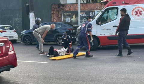 Acidente entre moto e carro congestiona trânsito na Avenida Umberto Calderaro