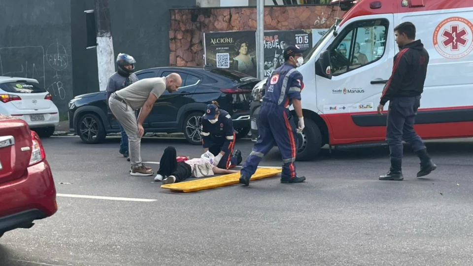 Acidente entre moto e carro congestiona trânsito na Avenida Umberto Calderaro