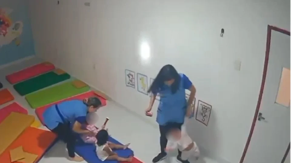 Familiares protestam por justiça após agressão a bebê em creche de Manaus