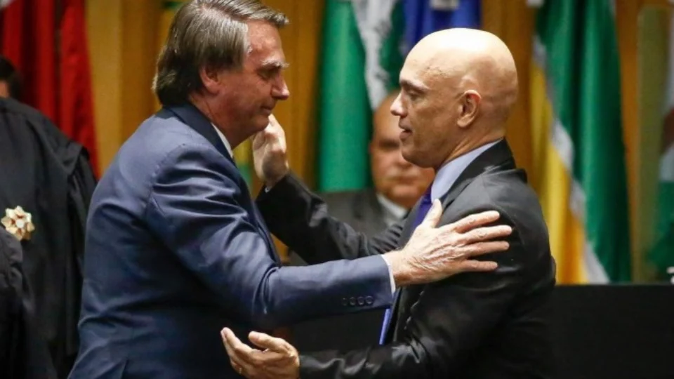 Alexandre de Moraes arquiva pedido de prisão de Bolsonaro e mantém decisão da PGR