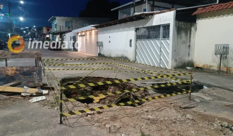 Após quatro veículos caírem em buraco, Seminf isola área e promete início das obras neste domingo