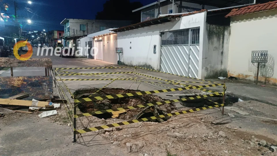 Após quatro veículos caírem em buraco, Seminf isola área e promete início das obras neste domingo