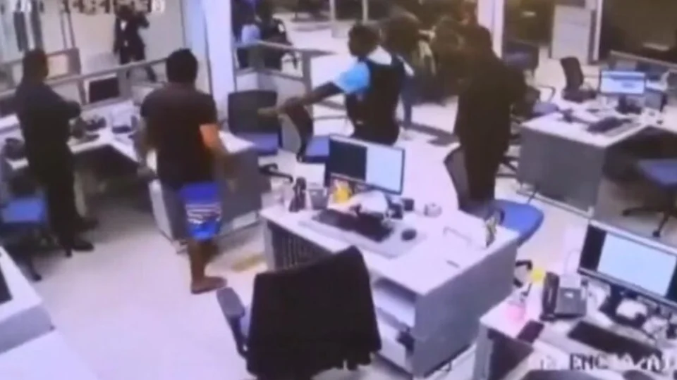 VEJA VÍDEO: após briga com gerente, cliente é morto a tiros por segurança de banco