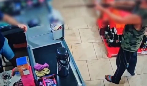 VEJA VÍDEO: comerciante toma espingarda de assaltante que invadiu mercado