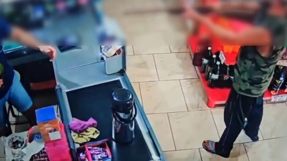 VEJA VÍDEO: comerciante toma espingarda de assaltante que invadiu mercado