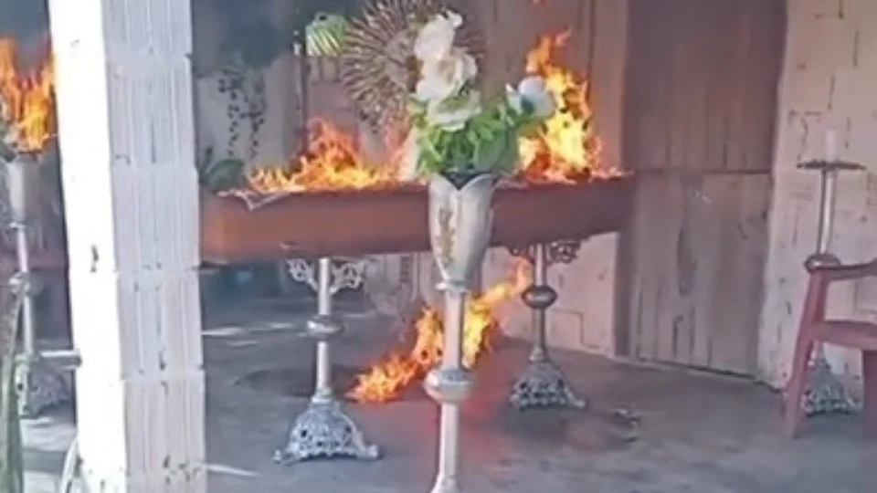 VEJA VÍDEO: criminosos invadem velório e incendeiam corpo dentro de caixão