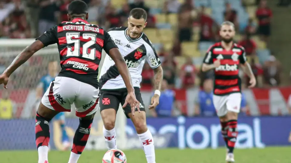 Vasco e Flamengo se enfrentam neste sábado no Brasileiro