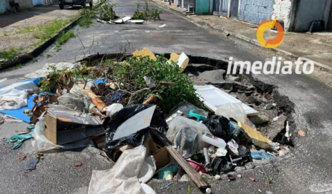 Moradores do Jorge Teixeira denunciam abandono e cratera que interditou rua na Zona Leste