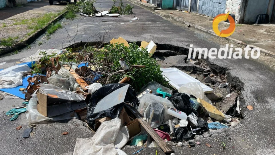 Moradores do Jorge Teixeira denunciam abandono e cratera que interditou rua na Zona Leste