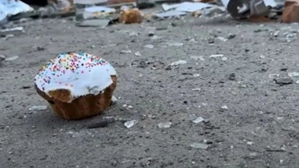 Vídeo: ataque de drone russo mata homem, destrói padaria e espalha doces de páscoa na Ucrânia