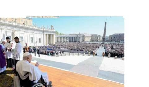 Papa Francisco aparece pela primeira vez desde que recebeu alta do hospital