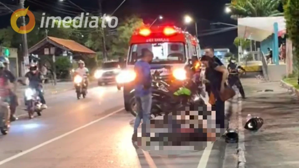 Motociclista e passageiro ficam feridos após colisão com carro na Avenida Noel Nutels