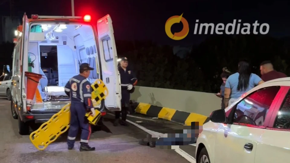 Motociclista fica ferido após derrapagem em viaduto devido a óleo na pista no bairro São José