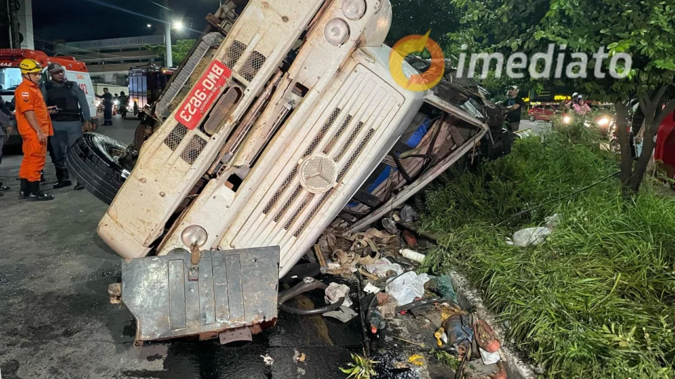 Motorista fica preso nas ferragens após caçamba tombar na Avenida Camapuã