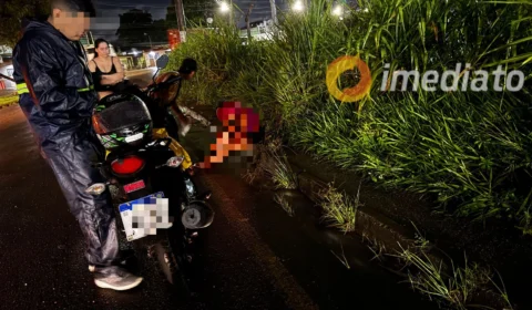 Motociclista e passageira ficam feridos após queda em buraco na Bola do Armando Mendes