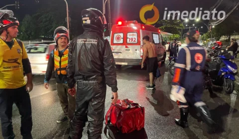 Motociclista e passageira ficam feridos após queda em buraco na Avenida Cosme Ferreira