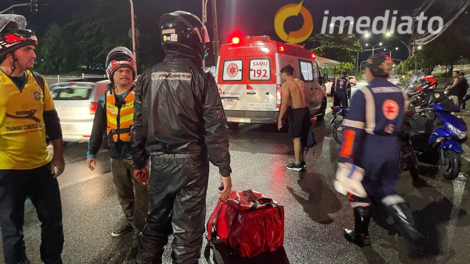 Motociclista e passageira ficam feridos após queda em buraco na Avenida Cosme Ferreira