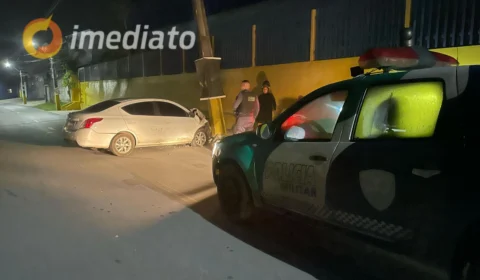 Motorista perde o controle do veículo e colide com poste de energia no bairro Lago Azul