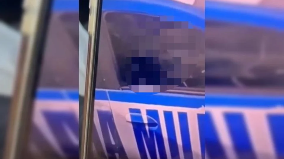 VEJA VÍDEO: morador flagra policial se masturbando dentro de viatura