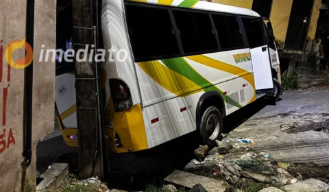 Micro-ônibus perde controle e atinge poste de energia no bairro Grande Vitória