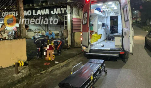 Mulher fica ferida ao cair em buraco durante acidente de moto no bairro Novo Israel