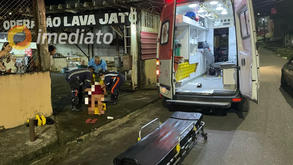 Mulher fica ferida ao cair em buraco durante acidente de moto no bairro Novo Israel