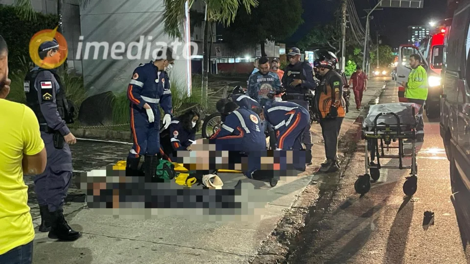Acidente deixa motociclista em estado grave e fere passageira e pedestre na Avenida Constantino Nery