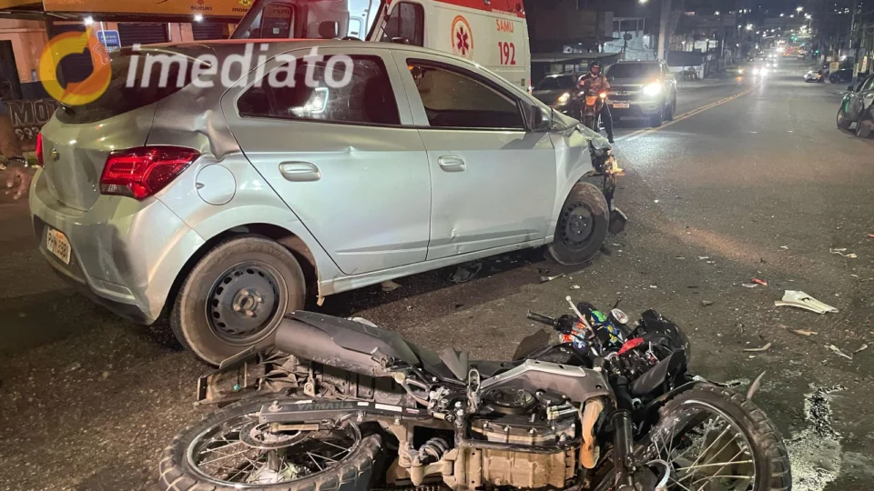 Colisão entre carro e moto deixa motociclista ferido no bairro Cachoeirinha, em Manaus