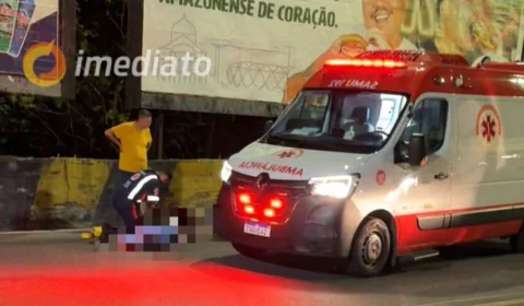 Mulher sofre queda de motocicleta e fica ferida no bairro Parque Dez