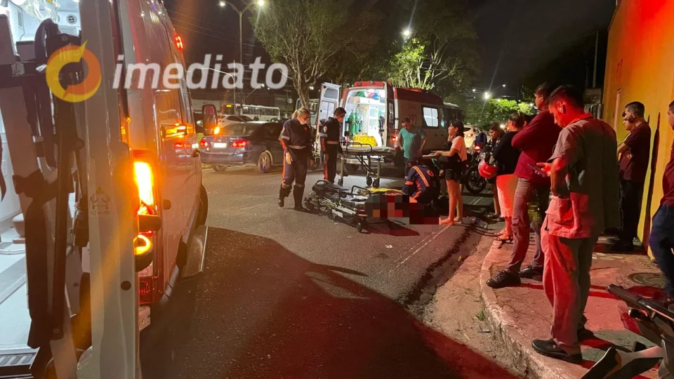 Duas pessoas ficam feridas em colisão entre moto e micro-ônibus na Avenida Noel Nutels